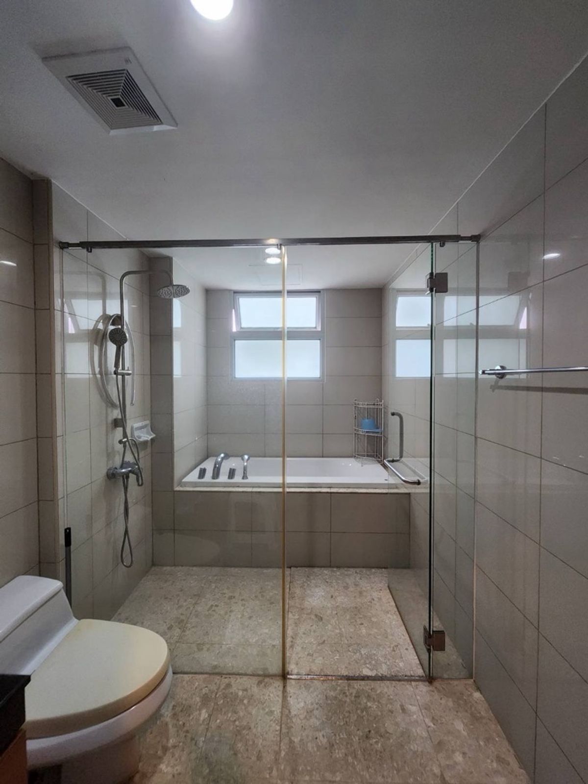 For SaleCondoSathorn, Narathiwat : 📢👇Sell with tenant til 31 July  2026.  Condo for Sale in a Prime Location! Ideal for families or investors, just minutes from BTS Chong Nonsi and Central Rama 3.