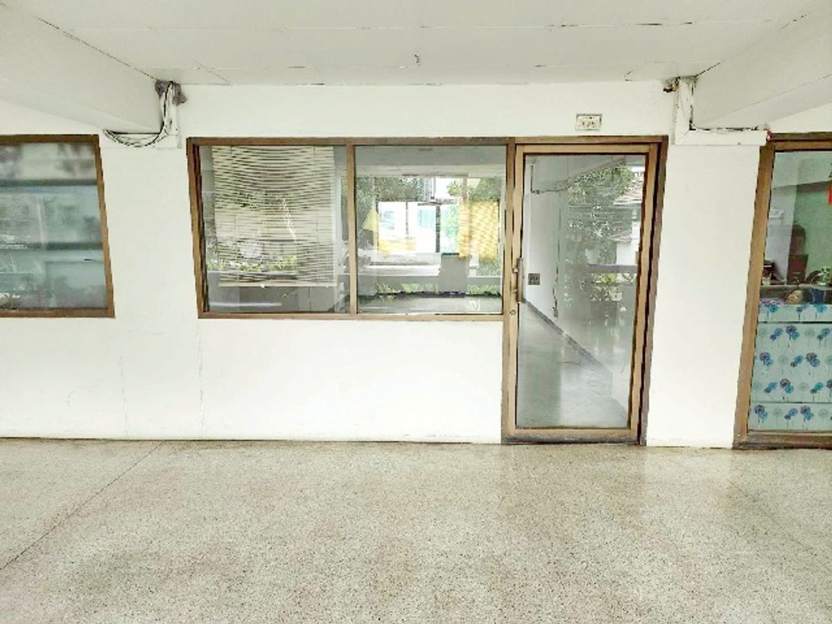 For RentOfficeRatchadapisek, Huaikwang, Suttisan : The cheapest office in Thailand, next to the Sutthisan MRT 900 m. Building 32 sq.m. Kisiko International School 3.8 km.