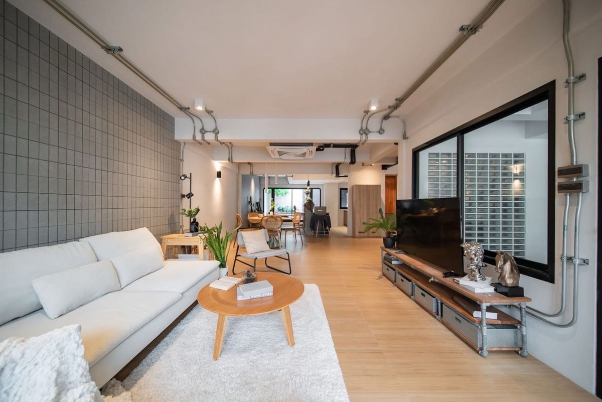 For SaleHouseOnnut, Udomsuk : 📢👇Sell with tenant til july 26
One of the most sought after area in Bangkok, easily traveling to Ekamai-Thonglor , near exit and entrance of the expressway 