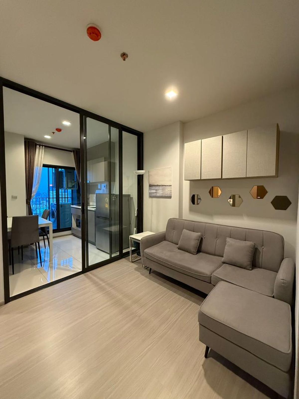 ให้เช่าคอนโดพระราม 9 เพชรบุรีตัดใหม่ RCA : 1-Br Condo at Life Asoke - Rama 9 near MRT Phra Ram 9