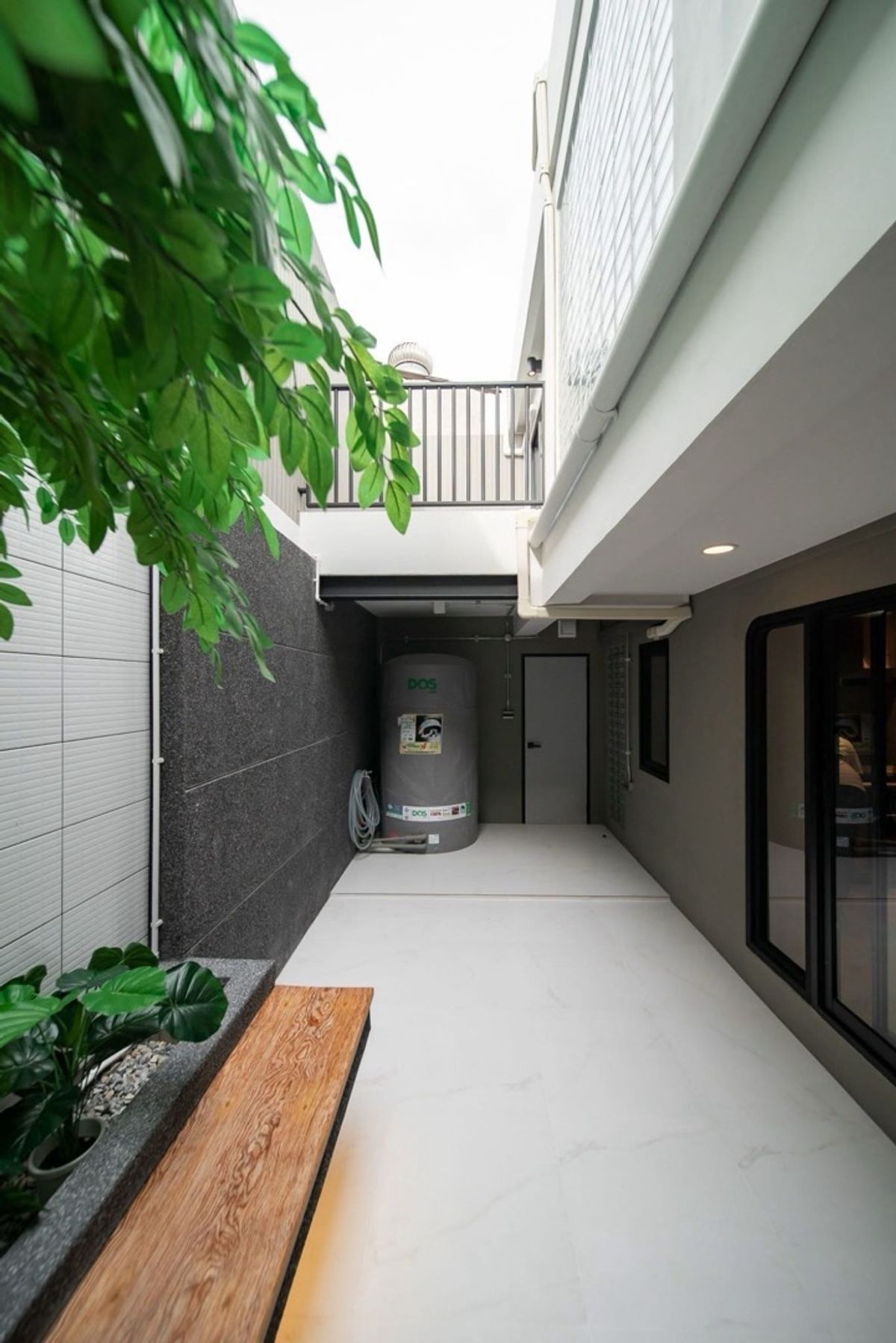 For SaleHouseOnnut, Udomsuk : 📢👇Sell with tenant til july 26
One of the most sought after area in Bangkok, easily traveling to Ekamai-Thonglor , near exit and entrance of the expressway 