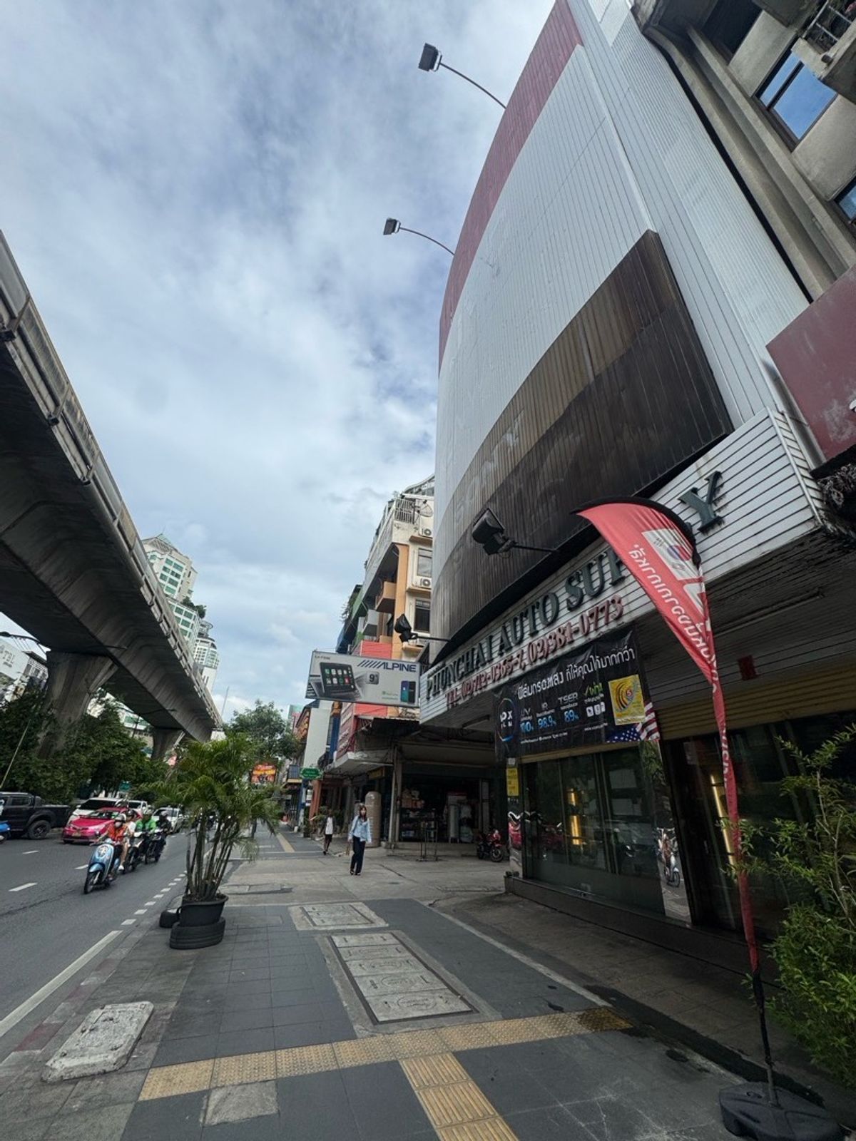 For RentShop HouseSukhumvit, Asoke, Thonglor : Commercial building, Commercial Building 2 booths next to Sukhumvit Road. There is a car park for rent 350,000 baht.