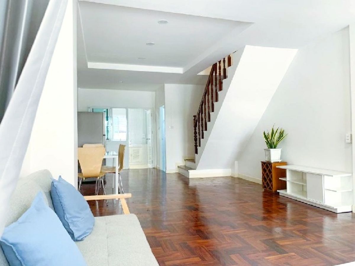 For RentTownhomeSilom, Saladaeng, Bangrak : BTS Onnut 1.3 km for rent, 2 floors, 18 sq.w., with 2 bedrooms, 2 bathrooms, St. Michael International School, 1 km.