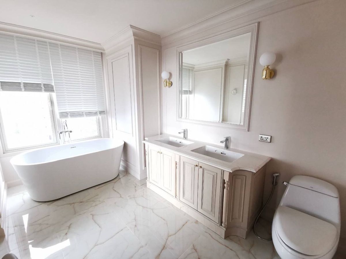 For SaleCondoSukhumvit, Asoke, Thonglor : Condo for sale, Hampton Thonglor 10, size 235 SQ.M 4 Bath 5 Bath, only 55 MB !! Contact 086-795-9997 (Jimmy)