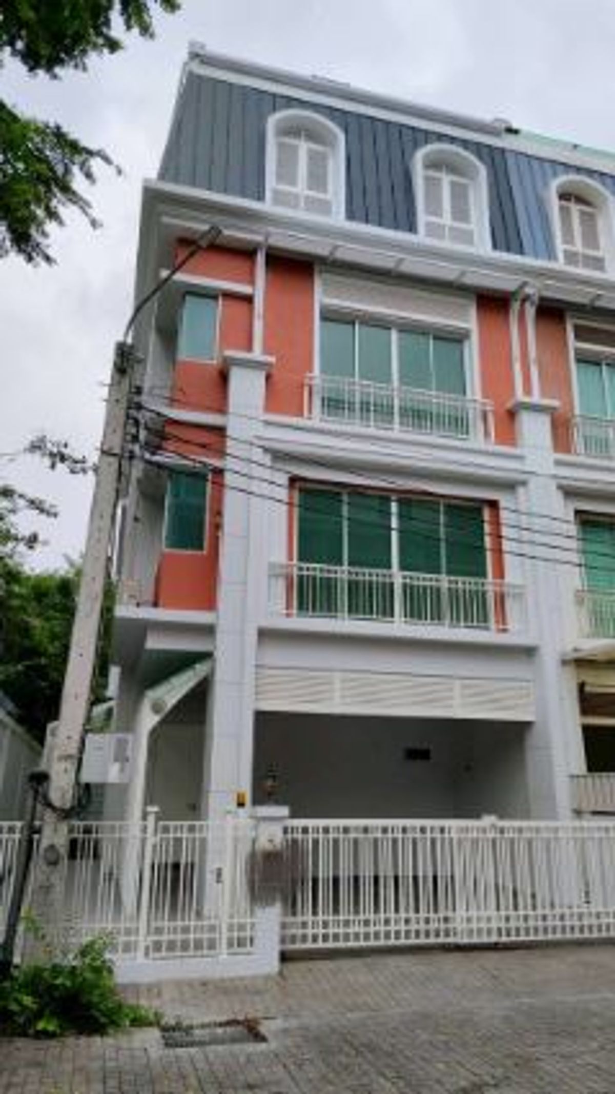 ให้เช่าโฮมออฟฟิศรัชดา ห้วยขวาง : ให้เช่าทาวน์โฮม 4 ชั้น (มีลิฟท์) ย่านใจกลางเมืองห้วยขวาง ถ.ประชาอุทิศ ติดโรงเรียนนานาชาติ Kesinee International School (KIS) มี 4 ห้องนอน 5 ห้องน้ำ มีห้องแม่บ้าน เหมาะพักอาศัยหรือทำออฟฟิศ รีโนเวทใหม่ ไม่มีเฟอร์นิเจอร์ มีแอร์+ ม่าน