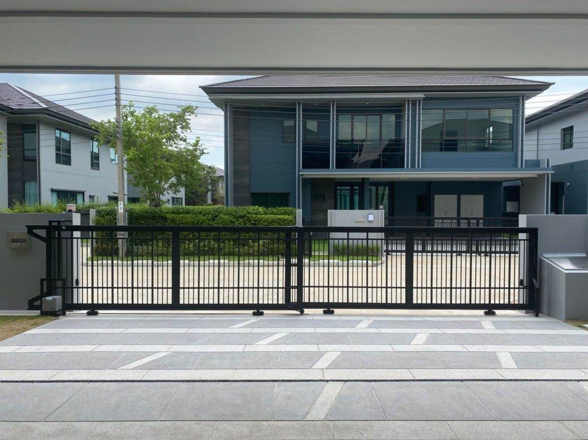 For RentHousePattanakan, Srinakarin : Setthasiri, Bangkok Kita 2, size 294 SQ.M 4 Bed 4 Bath, south, only 200,000 !! Contact 086-795-9997 (Jimmy)