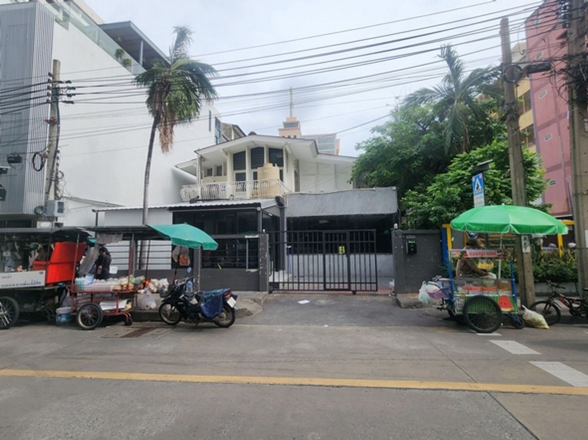 For RentHouseRatchathewi,Phayathai : Rent a 2 -story detached house, enter Soi Naga, only 150 meters, near BTS Ratchathewi, suitable for opening a hostel restaurant.