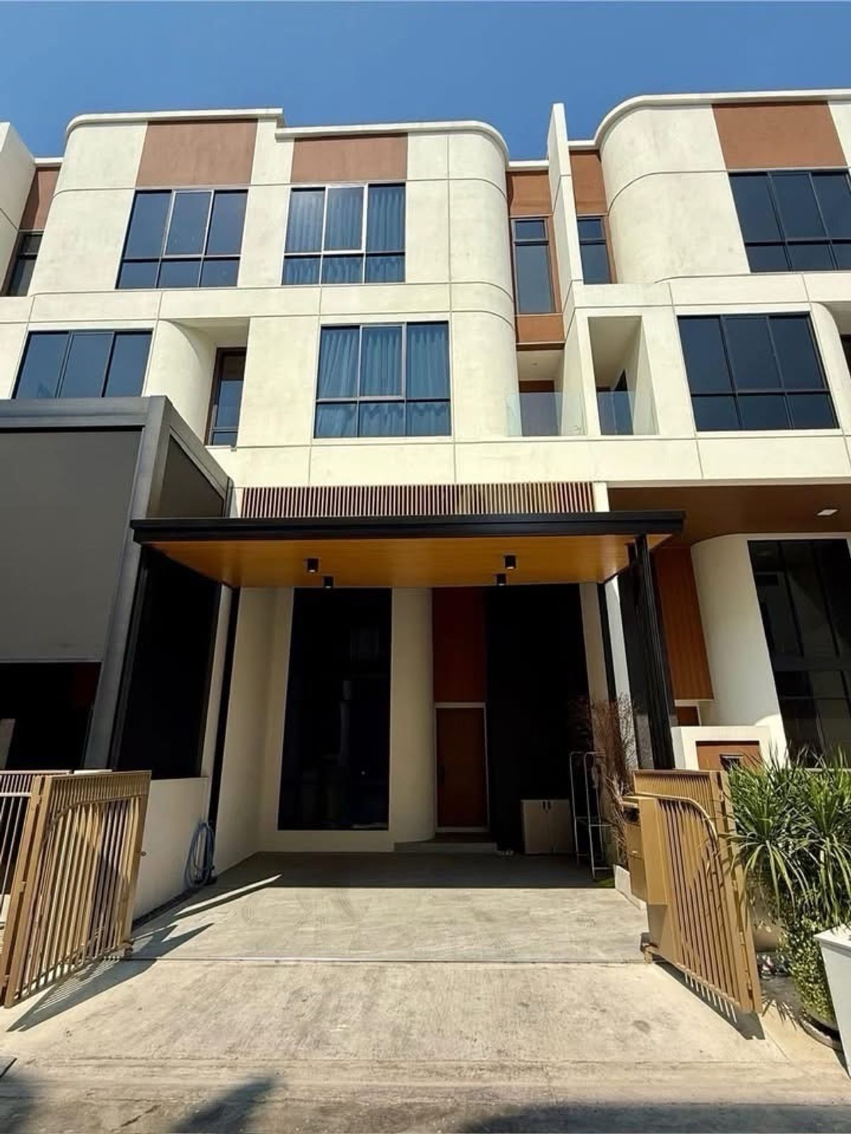 ให้เช่าทาวน์โฮมพระราม 3 สาธุประดิษฐ์ : Demi Sathu 49 Luxury Townhome For Rent 