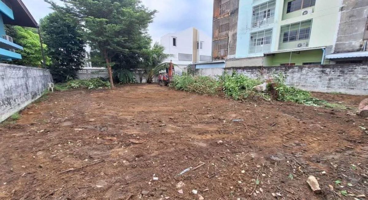 ขายที่ดินสุขุมวิท อโศก ทองหล่อ : ขายที่ดินเอกมัย สุขุมวิท 65 ขนาด 115 ตารางวา พร้อมแบบบ้าน ขนาด 1200 Sq.m  สร้างได้ 4 ชั้น 8 ห้องนอน เพียง 29.9 MB ติดต่อ 086-795-9997 (จิมมี่)