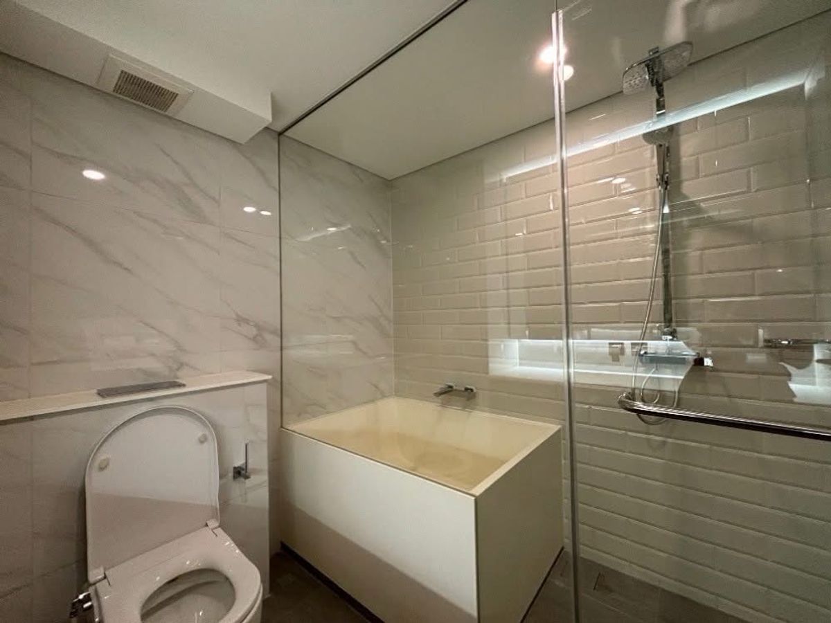 For SaleCondoRama9, Petchburi, RCA : 𝐋𝐚𝐧𝐝𝐦𝐚𝐫𝐤 @𝐌𝐑𝐓 𝐑𝐚𝐦𝐚𝟗 New room, 1 hand, comfortable installments 𝟏𝟏, 𝟎𝟎𝟎/month, do not have to pay down payment Ready Free every fee. Yes, urgent payment.