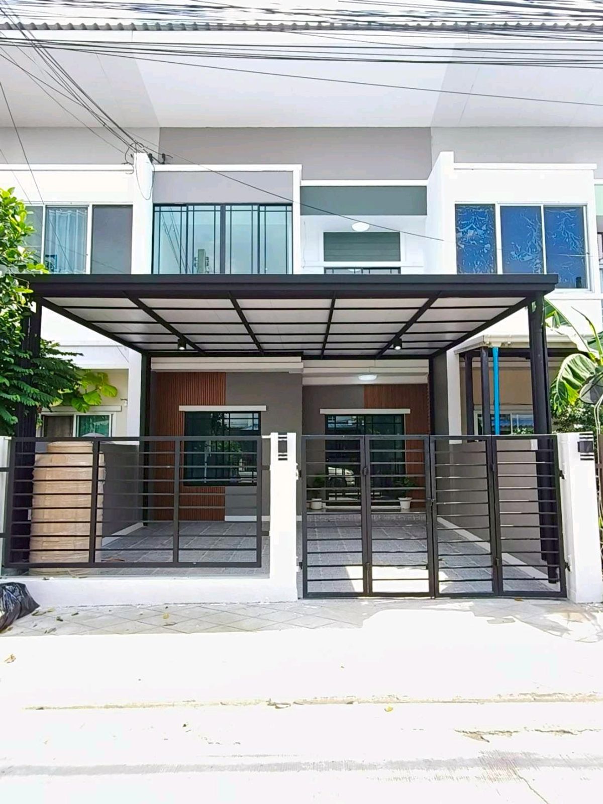 ขายทาวน์โฮมลาดกระบัง สุวรรณภูมิ : ทาวน์โฮม 2 ชั้นหมู่บ้านราชพฤกษ์สุวรรณภูมิลาดกระบัง เฟส 2 ฉลองกรุง 61 ใกล้สนามบินสุวรรณภูมิ โลตัสสาขามีนบุรี โรงเรียนบดินทรเดชา 4 ตลาดจตุจักรคุ้มเกล้า สถาบันเทคโนโลยีพระจอมเกล้าเจ้าคุณทหารลาดกระบัง โรงเรียนเซนต์มารีอามีนบุรี บิ๊กซี รีโนเวทแล้วพร้อมอยู่