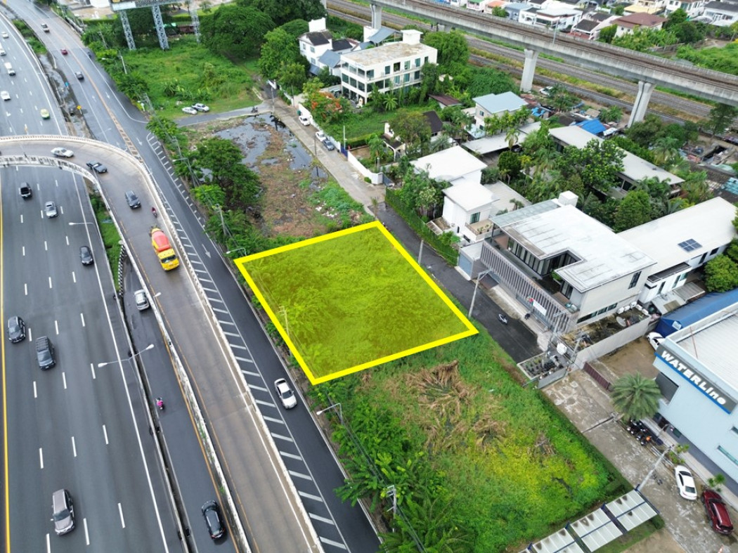 ขายที่ดินพัฒนาการ ศรีนครินทร์ : ขาย ที่ดิน ติดถนนเลียบมอเตอร์เวย์ คู่ขนานกรุงเทพ-ชลบุรี กรุงเทพกรีฑา 216 ตรว ติดถนน2ด้าน ซ.มอเตอร์เวย์10 แปลงสี่เหลี่ยมสวย เหมาะทำออฟฟิศ