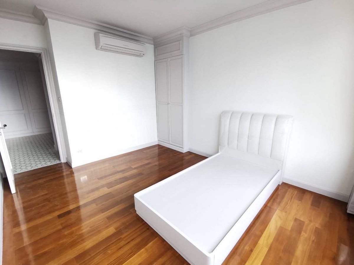 For SaleCondoSukhumvit, Asoke, Thonglor : Condo for sale, Hampton Thonglor 10, size 235 SQ.M 4 Bath 5 Bath, only 55 MB !! Contact 086-795-9997 (Jimmy)