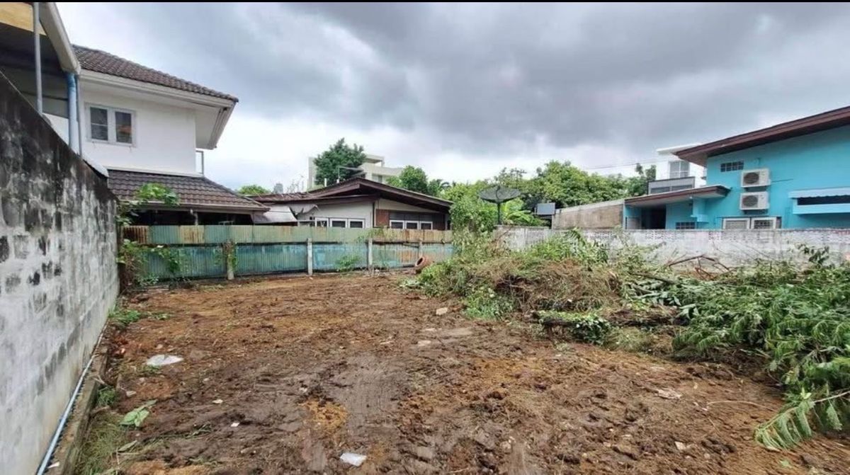 ขายที่ดินสุขุมวิท อโศก ทองหล่อ : ขายที่ดินเอกมัย สุขุมวิท 65 ขนาด 115 ตารางวา พร้อมแบบบ้าน ขนาด 1200 Sq.m  สร้างได้ 4 ชั้น 8 ห้องนอน เพียง 29.9 MB ติดต่อ 086-795-9997 (จิมมี่)