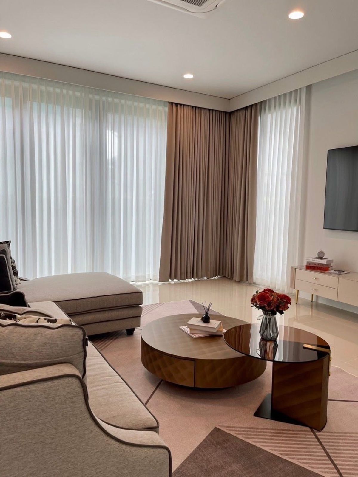 For RentHousePattanakan, Srinakarin : Setthasiri, Bangkok Kita 2, size 294 SQ.M 4 Bed 4 Bath, south, only 200,000 !! Contact 086-795-9997 (Jimmy)