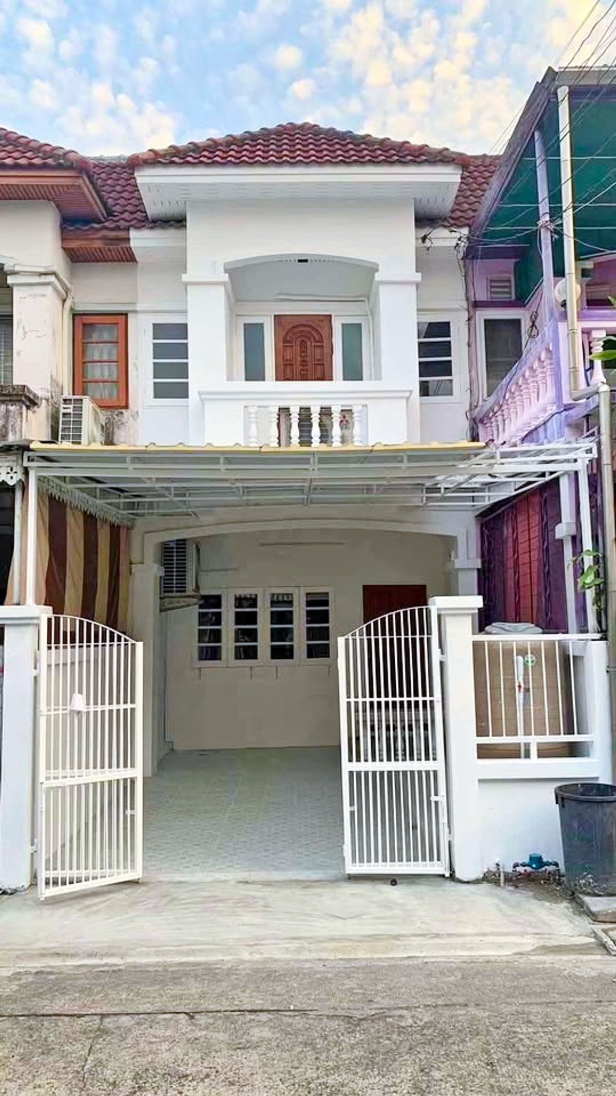 For RentTownhomeSilom, Saladaeng, Bangrak : Soi Onnut 12-18, Sukhumvit Hospital, 2.7 km. BTS On Nut 1.3 km. Rent 2-story townhouse, 19 sq.w., with 2 bedrooms, 2 bathrooms, St. Michael 1 km.