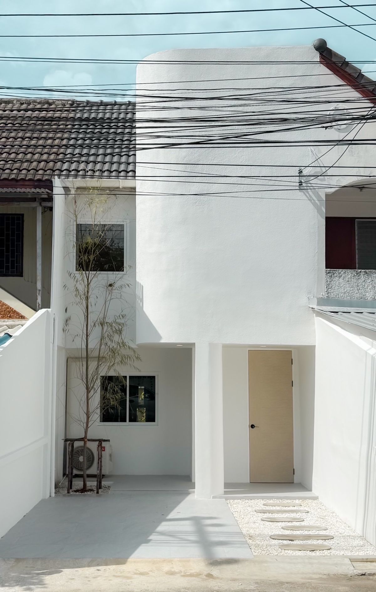 For SaleTownhomeChiang Mai : Two -story townhouse for sale, 3 bedrooms, 3 bathrooms, 1 kitchen, 2 parking, land size 19 sq.m., usable area 130 sqm. Sell price 2.69 million baht !!!! Transferred half