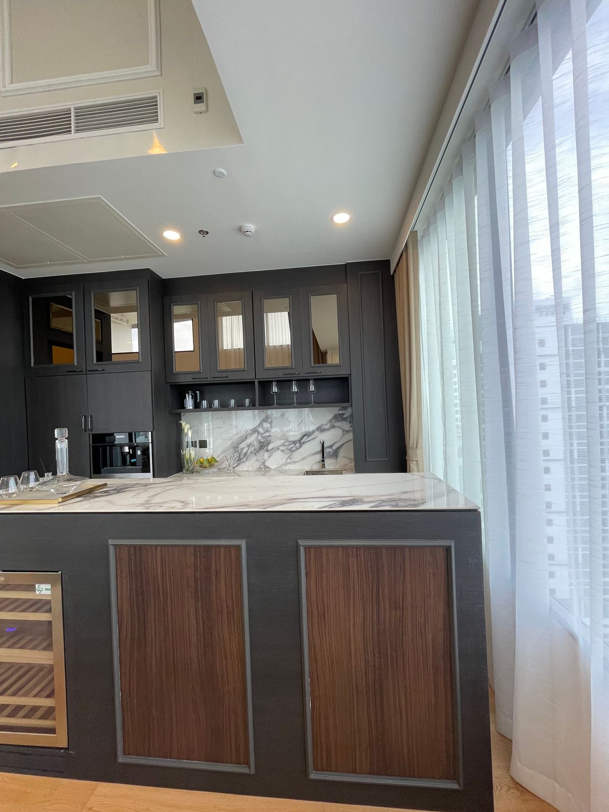 ขายคอนโดพระราม 9 เพชรบุรีตัดใหม่ RCA : ขายคอนโด แลนด์มาร์ค แอท เอ็มอาร์ทีเอ สเตชั่น: Penthouses 3 ห้องน้อน 3 ห้องน้ำ ตกแต่งครบพร้อมเข้าอยู่  นิยามใหม่ของการใช้ชีวิตใจกลางกรุงเทพฯ คอนโดมิเนียม Branded Residence โดย Cassia (Banyan Group) Mega Mixed-Use ใกล้ MRT สายสีส้ม เพียง 350 เมตร  