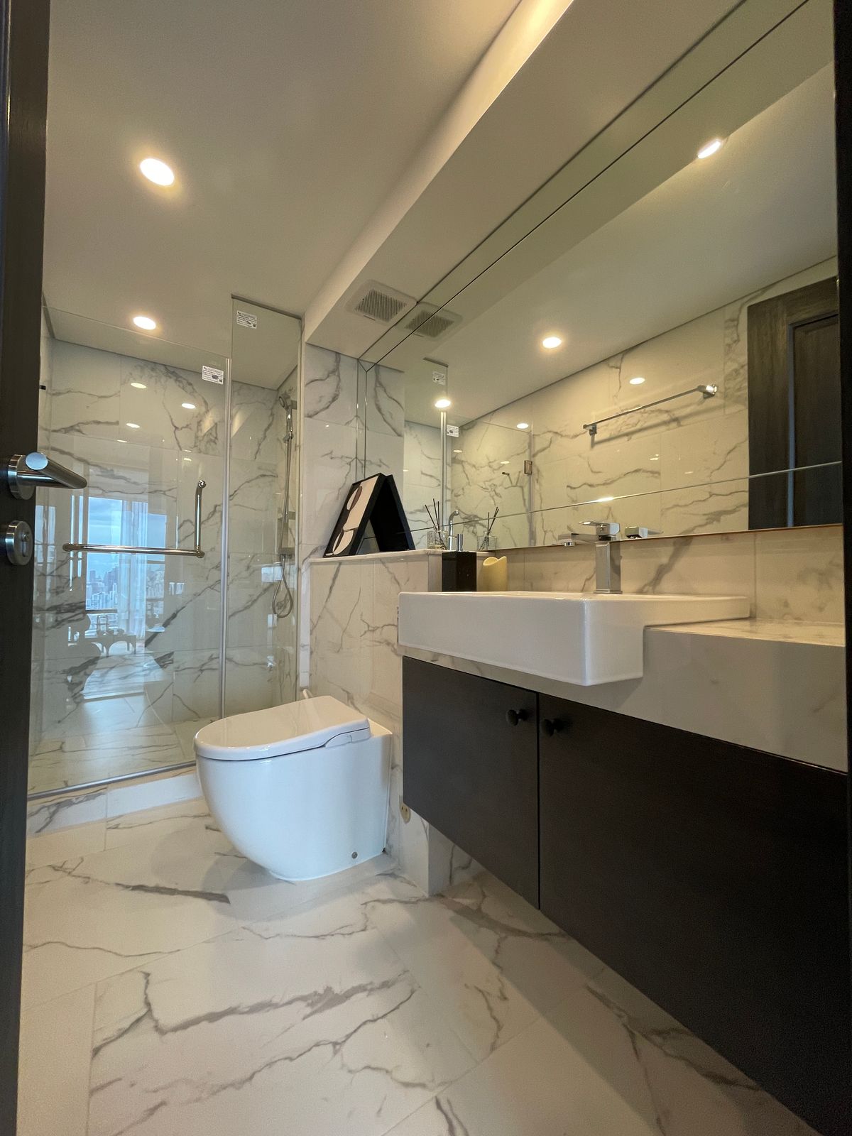 ขายคอนโดพระราม 9 เพชรบุรีตัดใหม่ RCA : ขายคอนโด แลนด์มาร์ค แอท เอ็มอาร์ทีเอ สเตชั่น: Penthouses 3 ห้องน้อน 3 ห้องน้ำ ตกแต่งครบพร้อมเข้าอยู่  นิยามใหม่ของการใช้ชีวิตใจกลางกรุงเทพฯ คอนโดมิเนียม Branded Residence โดย Cassia (Banyan Group) Mega Mixed-Use ใกล้ MRT สายสีส้ม เพียง 350 เมตร  