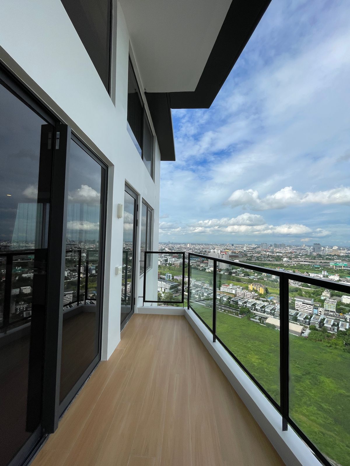 ขายคอนโดพระราม 9 เพชรบุรีตัดใหม่ RCA : ขายคอนโด แลนด์มาร์ค แอท เอ็มอาร์ทีเอ สเตชั่น: Penthouses 3 ห้องน้อน 3 ห้องน้ำ ตกแต่งครบพร้อมเข้าอยู่  นิยามใหม่ของการใช้ชีวิตใจกลางกรุงเทพฯ คอนโดมิเนียม Branded Residence โดย Cassia (Banyan Group) Mega Mixed-Use ใกล้ MRT สายสีส้ม เพียง 350 เมตร  