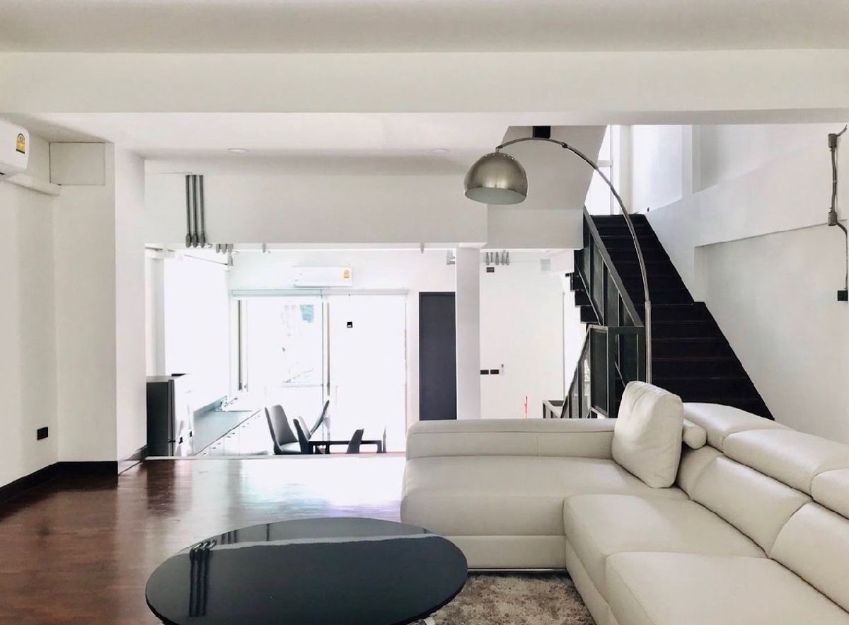 ขายทาวน์โฮมสุขุมวิท อโศก ทองหล่อ : ขาย Townhome Prompak Place ขนาด 180 Sq.m พิเศษเพียง 25.75 MB ติดต่อ 086-795-9997 (จิมมี่)