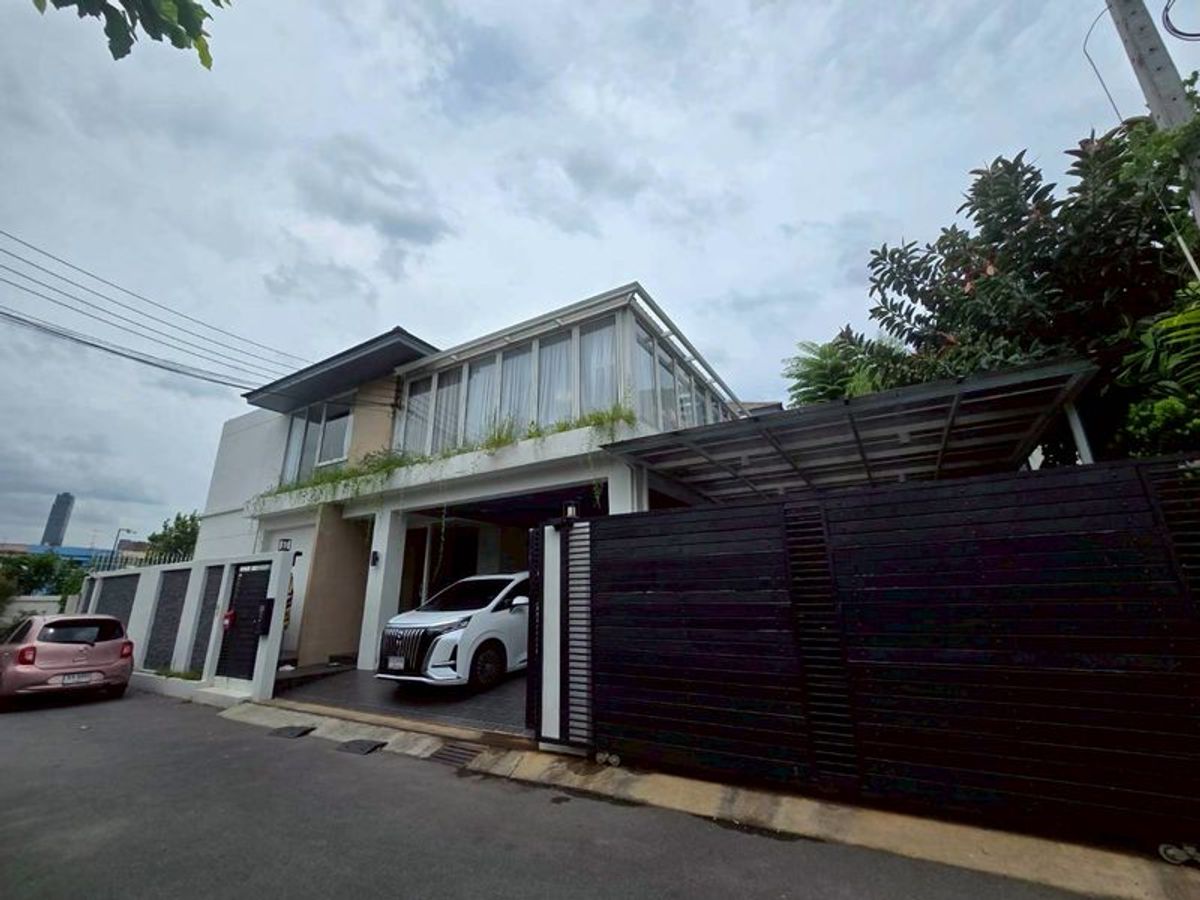 บ้านสุขุมวิท อโศก ทองหล่อ : ★ บ้านเดี่ยว สุขุมวิท 39 ★ 133 ตร.ว. | 466 ตร.ม. | Sale: 89 MB, Rent: 450k | 4 bed 5 bath | 086-9299929 Punny