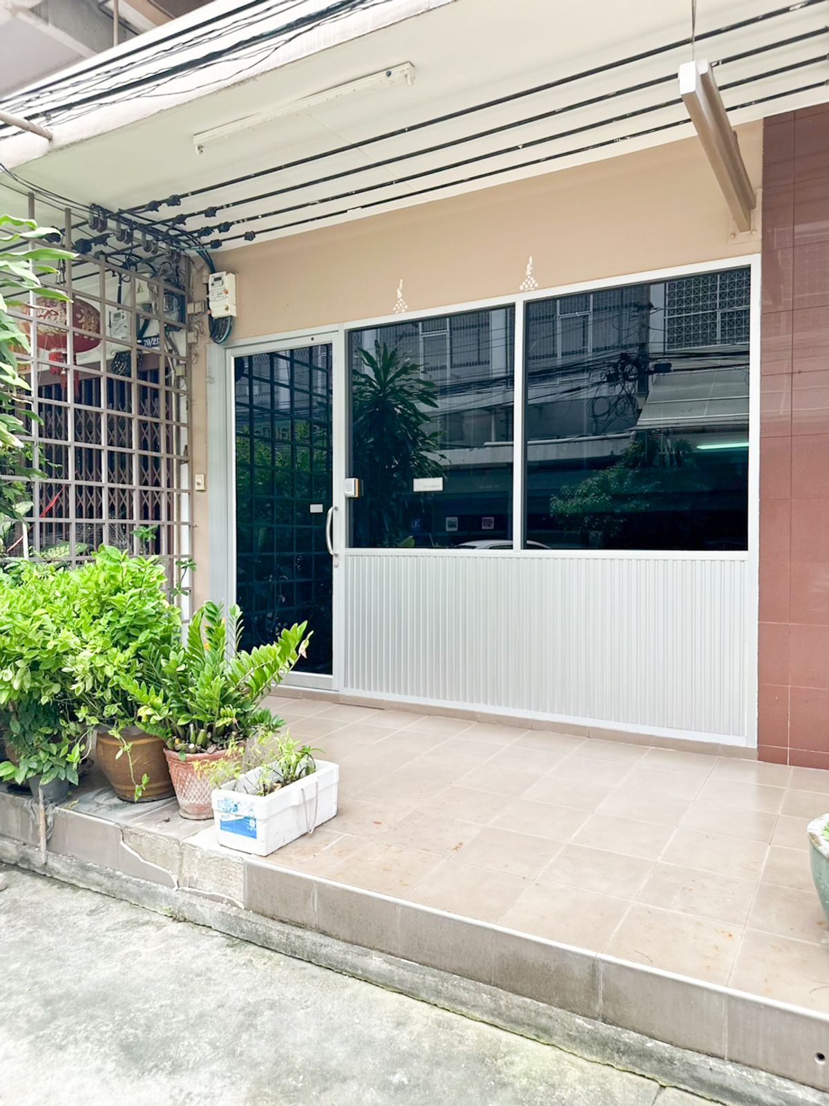 ให้เช่าสำนักงานคลองเตย กล้วยน้ำไท : ให้เช่าอาคารพาณิชย์ 2 ชั้น รีโนเวทใหม่ เหมาะทำออฟฟิศ คาเฟ่ หรือสตูดิโอออนไลน์