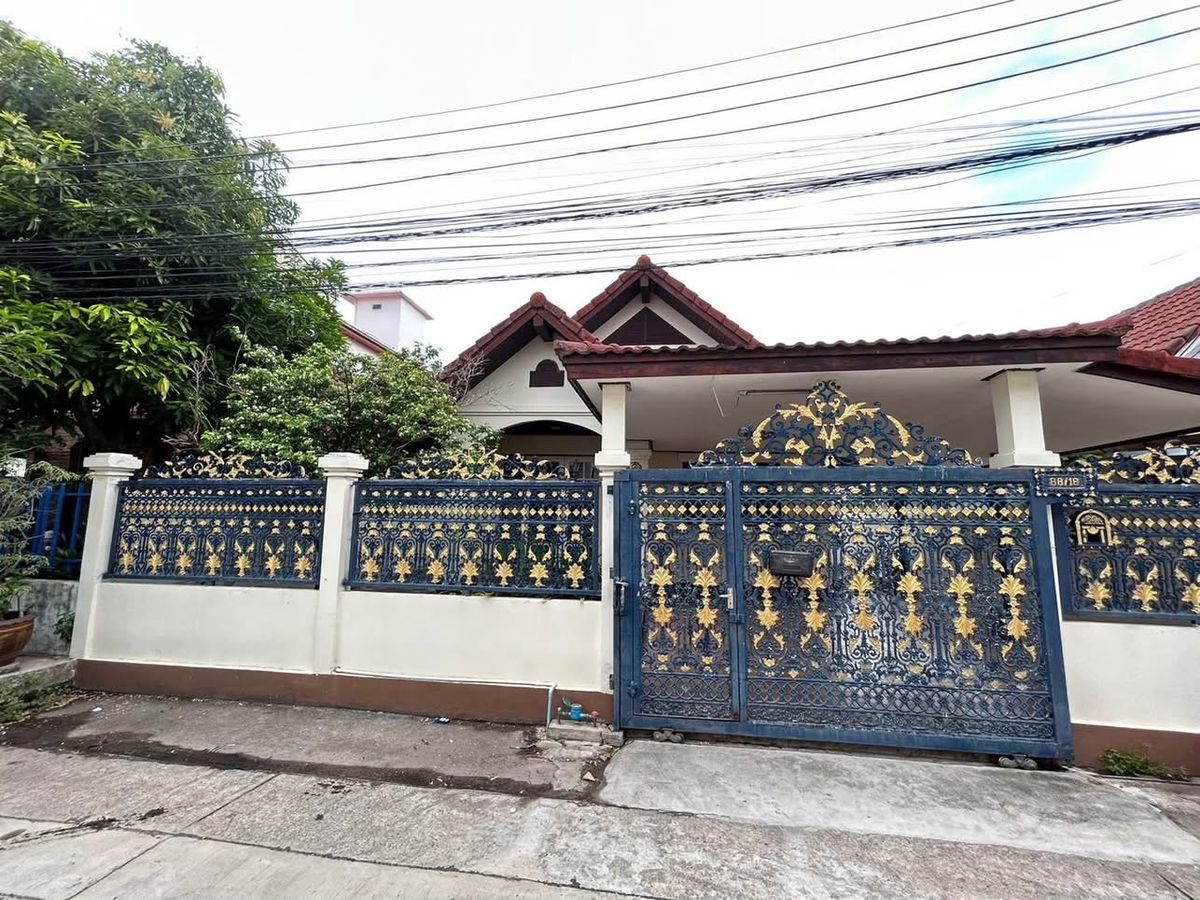 For RentHouseBangna, Bearing, Lasalle : House for rent with Fore of Soi Lasal 22, near BTS Branging. Interested please contact 082-3223695.