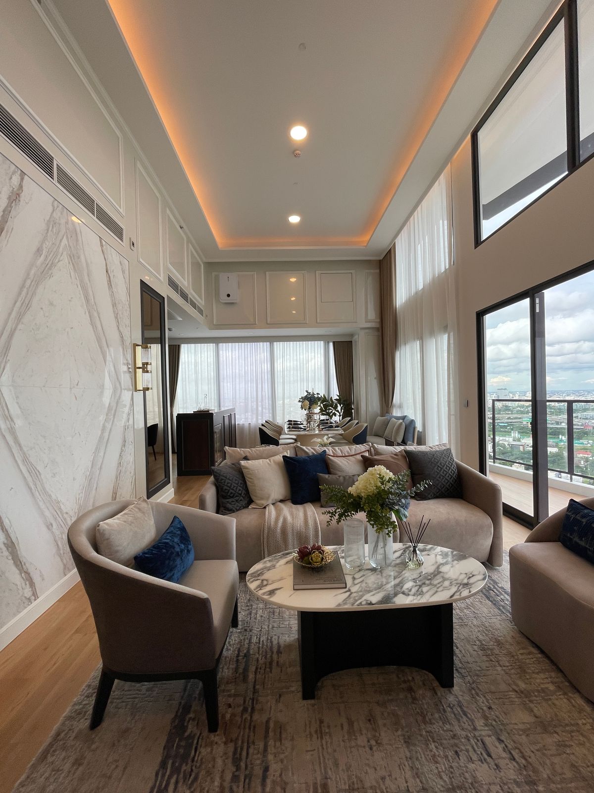 ขายคอนโดพระราม 9 เพชรบุรีตัดใหม่ RCA : ขายคอนโด แลนด์มาร์ค แอท เอ็มอาร์ทีเอ สเตชั่น: Penthouses 3 ห้องน้อน 3 ห้องน้ำ ตกแต่งครบพร้อมเข้าอยู่  นิยามใหม่ของการใช้ชีวิตใจกลางกรุงเทพฯ คอนโดมิเนียม Branded Residence โดย Cassia (Banyan Group) Mega Mixed-Use ใกล้ MRT สายสีส้ม เพียง 350 เมตร  