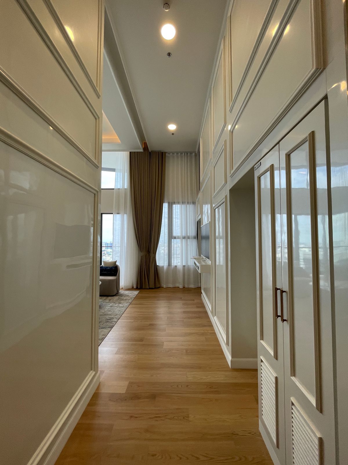 ขายคอนโดพระราม 9 เพชรบุรีตัดใหม่ RCA : ขายคอนโด แลนด์มาร์ค แอท เอ็มอาร์ทีเอ สเตชั่น: Penthouses 3 ห้องน้อน 3 ห้องน้ำ ตกแต่งครบพร้อมเข้าอยู่  นิยามใหม่ของการใช้ชีวิตใจกลางกรุงเทพฯ คอนโดมิเนียม Branded Residence โดย Cassia (Banyan Group) Mega Mixed-Use ใกล้ MRT สายสีส้ม เพียง 350 เมตร  