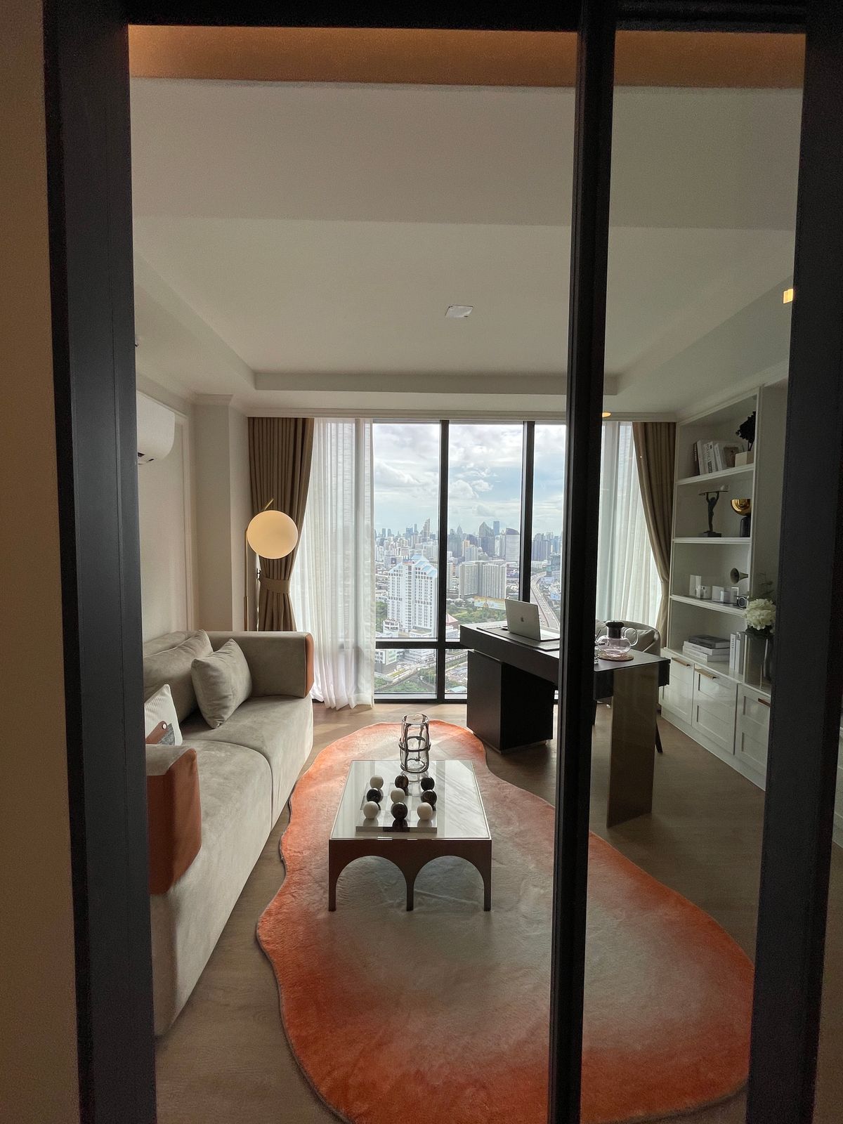 ขายคอนโดพระราม 9 เพชรบุรีตัดใหม่ RCA : ขายคอนโด แลนด์มาร์ค แอท เอ็มอาร์ทีเอ สเตชั่น: Penthouses 3 ห้องน้อน 3 ห้องน้ำ ตกแต่งครบพร้อมเข้าอยู่  นิยามใหม่ของการใช้ชีวิตใจกลางกรุงเทพฯ คอนโดมิเนียม Branded Residence โดย Cassia (Banyan Group) Mega Mixed-Use ใกล้ MRT สายสีส้ม เพียง 350 เมตร  