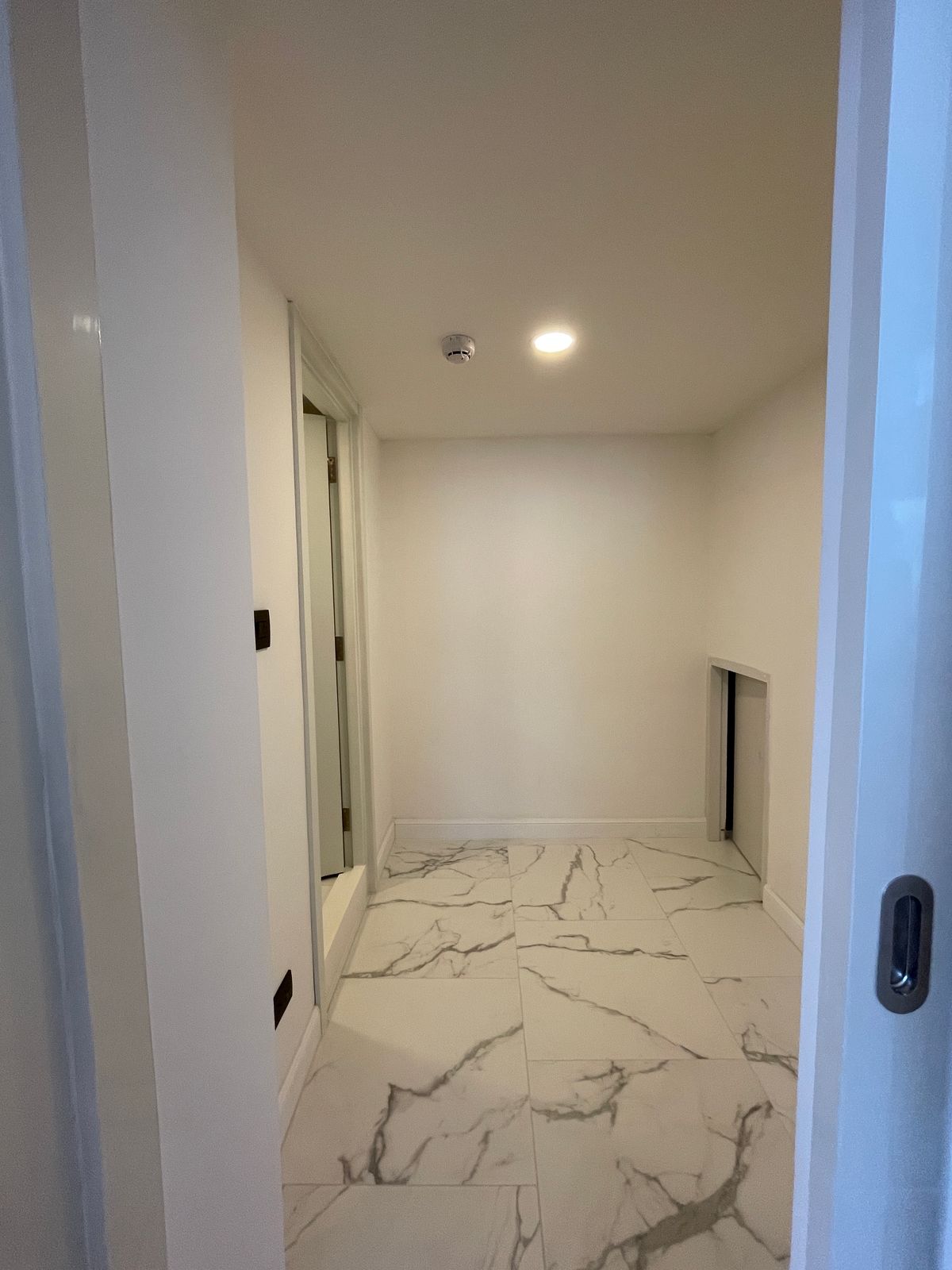 ขายคอนโดพระราม 9 เพชรบุรีตัดใหม่ RCA : ขายคอนโด แลนด์มาร์ค แอท เอ็มอาร์ทีเอ สเตชั่น: Penthouses 3 ห้องน้อน 3 ห้องน้ำ ตกแต่งครบพร้อมเข้าอยู่  นิยามใหม่ของการใช้ชีวิตใจกลางกรุงเทพฯ คอนโดมิเนียม Branded Residence โดย Cassia (Banyan Group) Mega Mixed-Use ใกล้ MRT สายสีส้ม เพียง 350 เมตร  