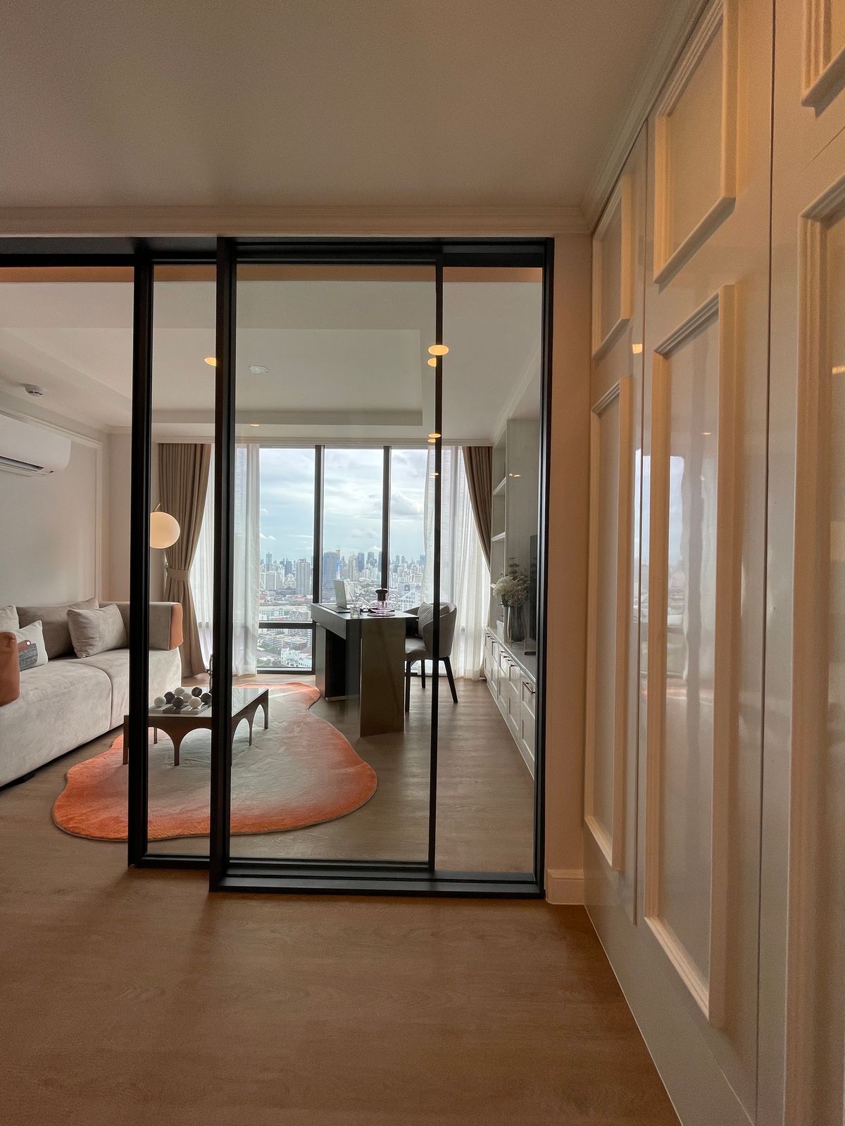 ขายคอนโดพระราม 9 เพชรบุรีตัดใหม่ RCA : ขายคอนโด แลนด์มาร์ค แอท เอ็มอาร์ทีเอ สเตชั่น: Penthouses 3 ห้องน้อน 3 ห้องน้ำ ตกแต่งครบพร้อมเข้าอยู่  นิยามใหม่ของการใช้ชีวิตใจกลางกรุงเทพฯ คอนโดมิเนียม Branded Residence โดย Cassia (Banyan Group) Mega Mixed-Use ใกล้ MRT สายสีส้ม เพียง 350 เมตร  