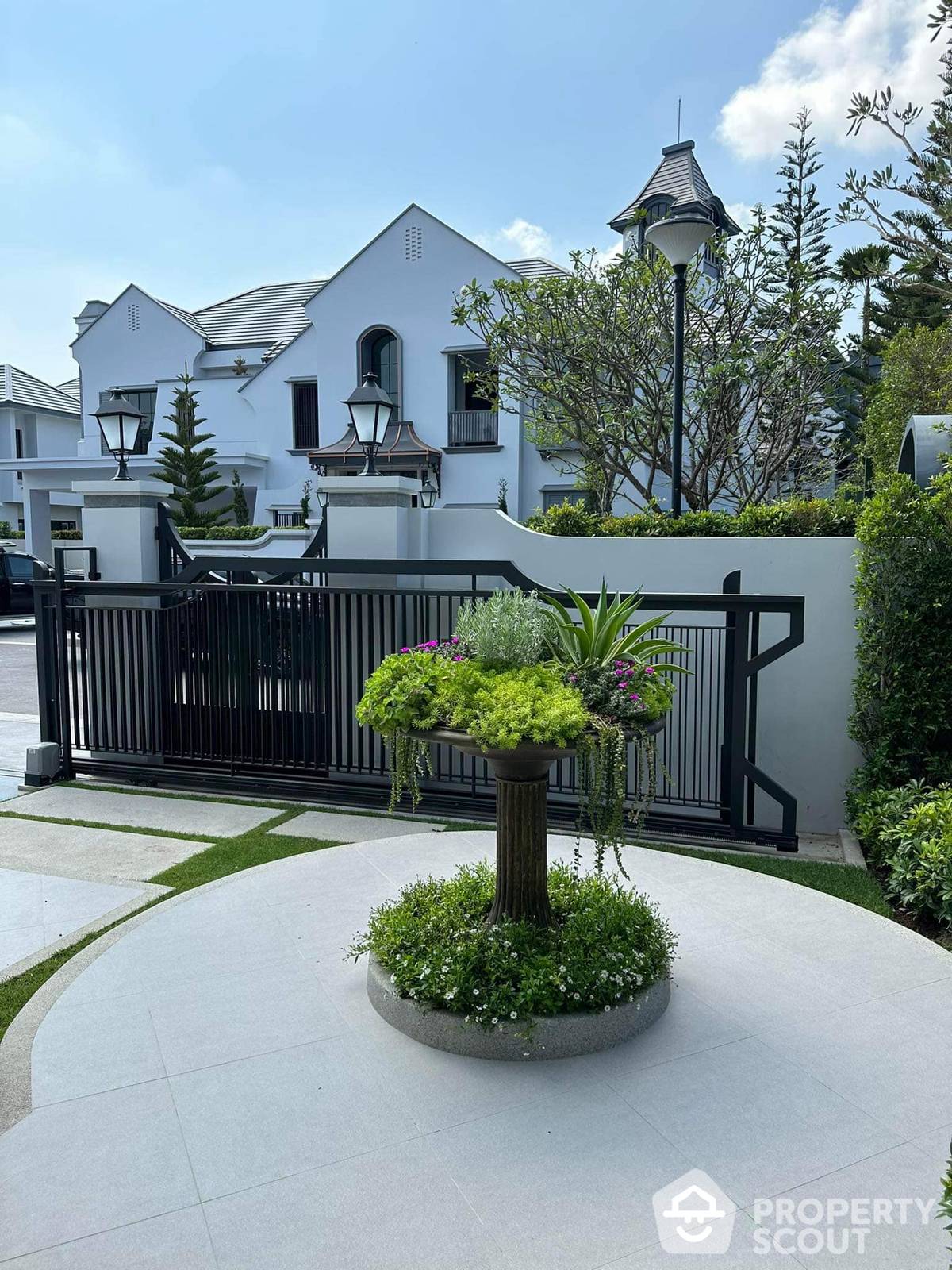 For SaleHousePattanakan, Srinakarin : 5-BR House at Nantawan Rama 9 - New Krungthep Kreetha in Saphan Sung