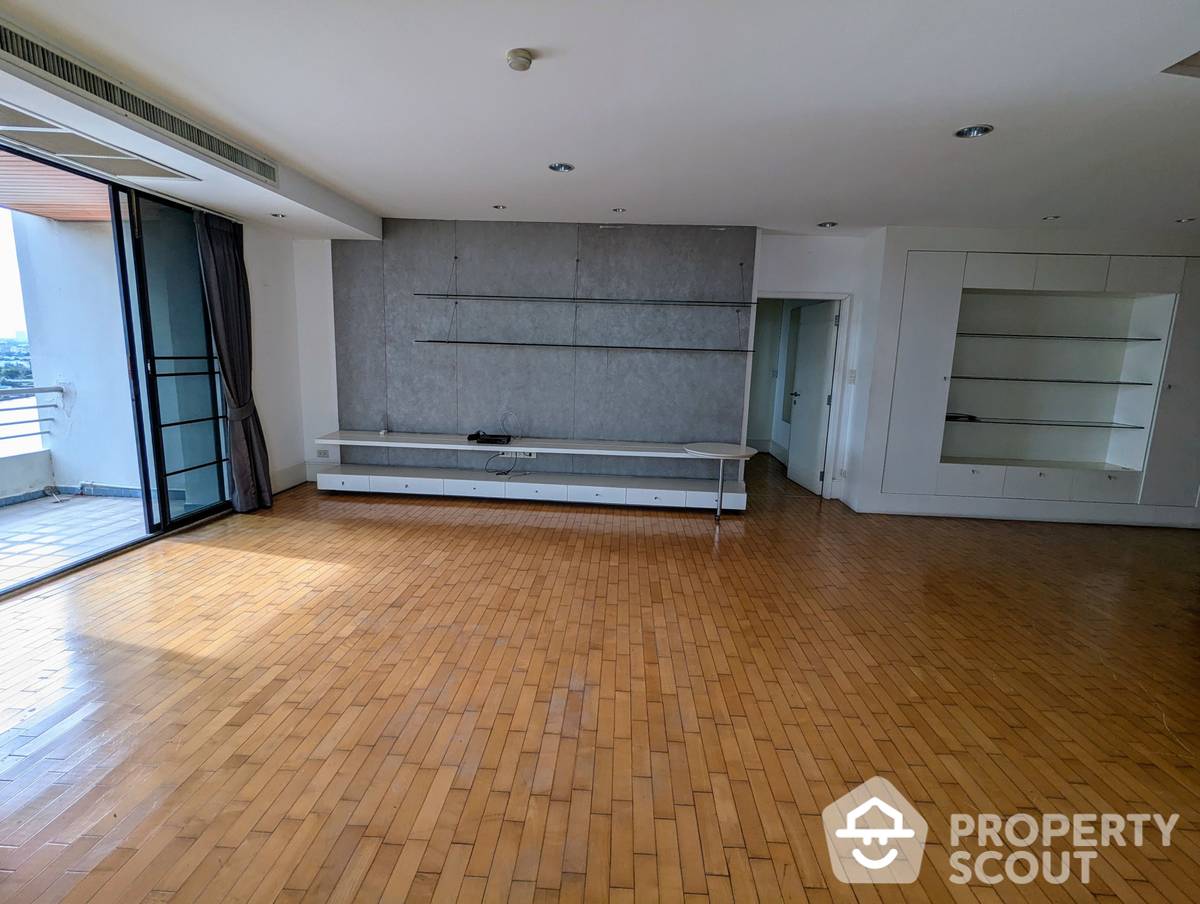 For SaleCondoRattanathibet, Sanambinna : 3-BR Condo at Riverine Place in Suan Yai
