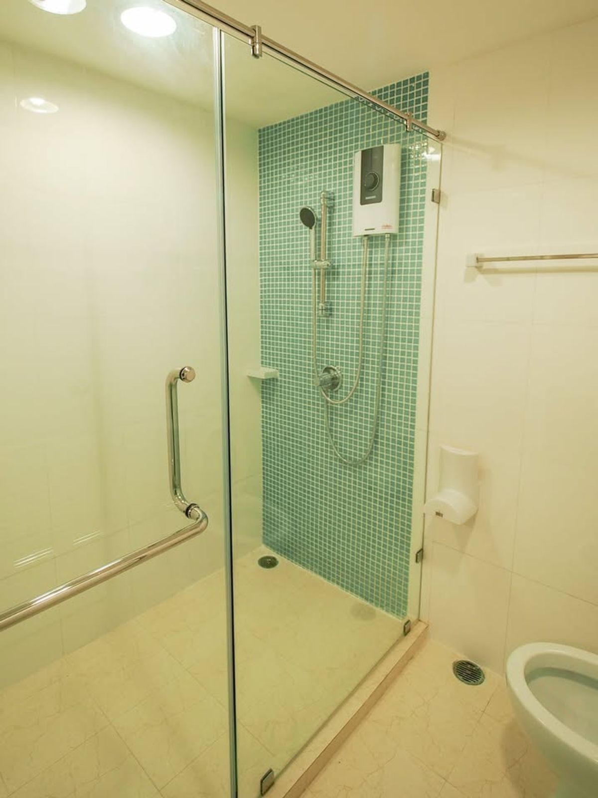 For RentCondoWongwianyai, Charoennakor : The Fine @ River Condo is convenient to travel near the BTS Skytrain. There is a beautiful room shuttle. Ready to stay immediately