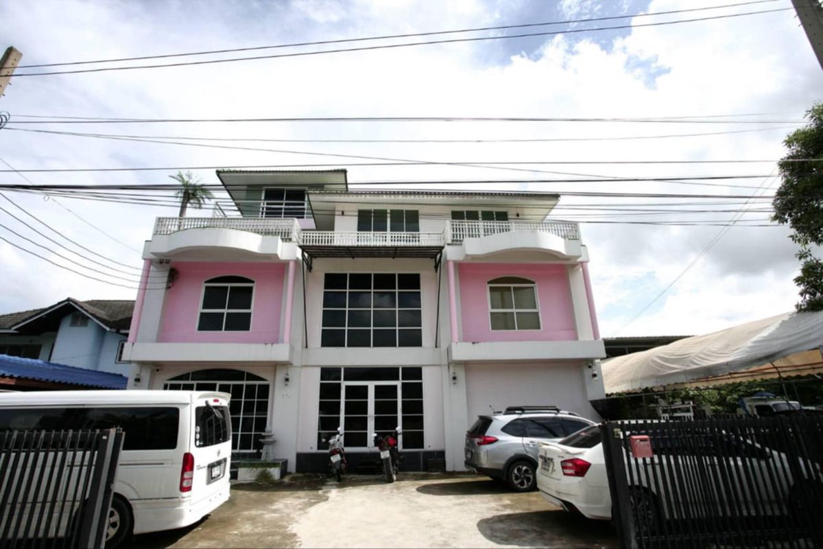 ให้เช่าสำนักงานลาดกระบัง สุวรรณภูมิ : ให้เช่า บ้าน คล้ายสำนักงาน 4 ชั้น ถนนพัฒนาการ เนื้อที่ 99 ตารางวา พื้นที่ใช้สอย 700 ตารางเมตร 5 ที่จอดรถ