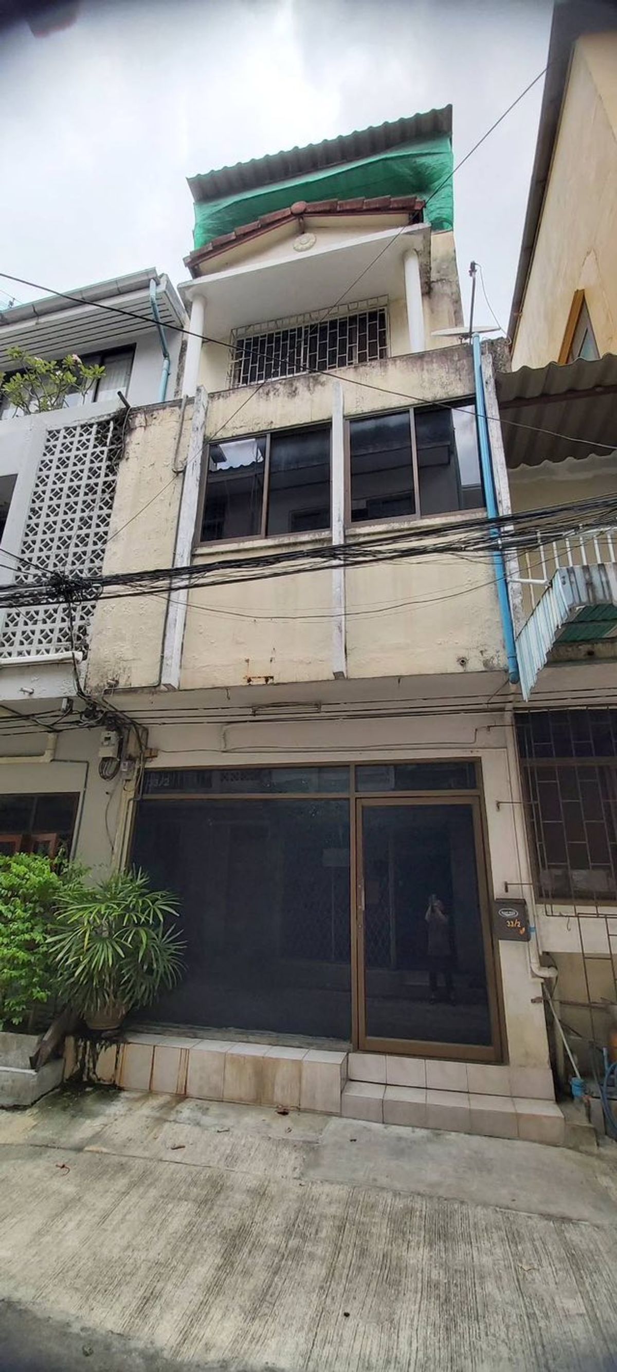 For SaleShop HouseSilom, Saladaeng, Bangrak : 3 -storey commercial building for sale with all furniture, ready to be in Silom Convent, Soi Phiphat 2, area 11 square wah, 3 bedrooms, 2 bathrooms, near Chong Nonsi BTS 10 minutes.