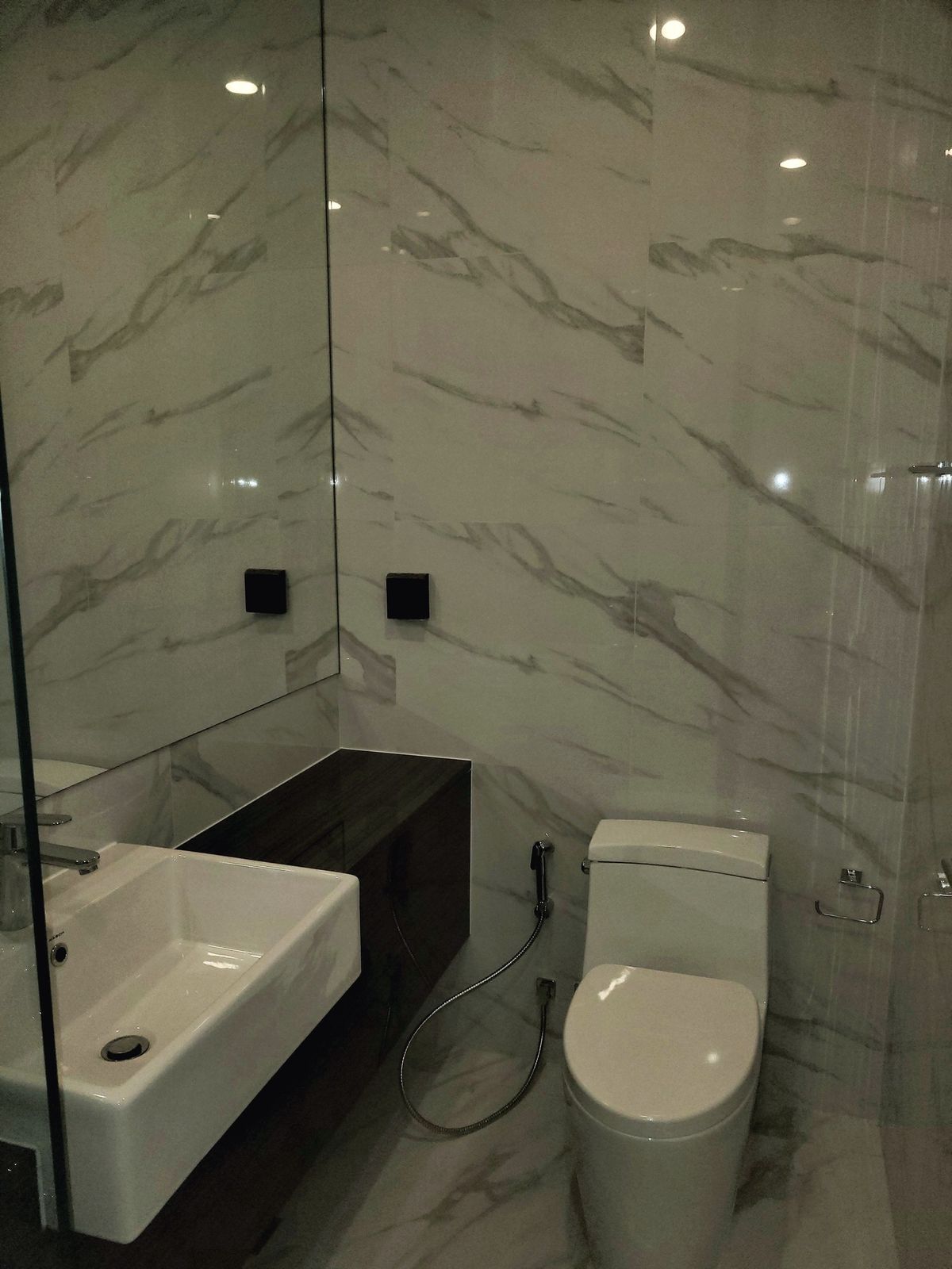 For SaleCondoSukhumvit, Asoke, Thonglor : NOBLE BE19 Condo is convenient to travel near BTS Skytrain. There is a beautiful room shuttle, complete furniture !!