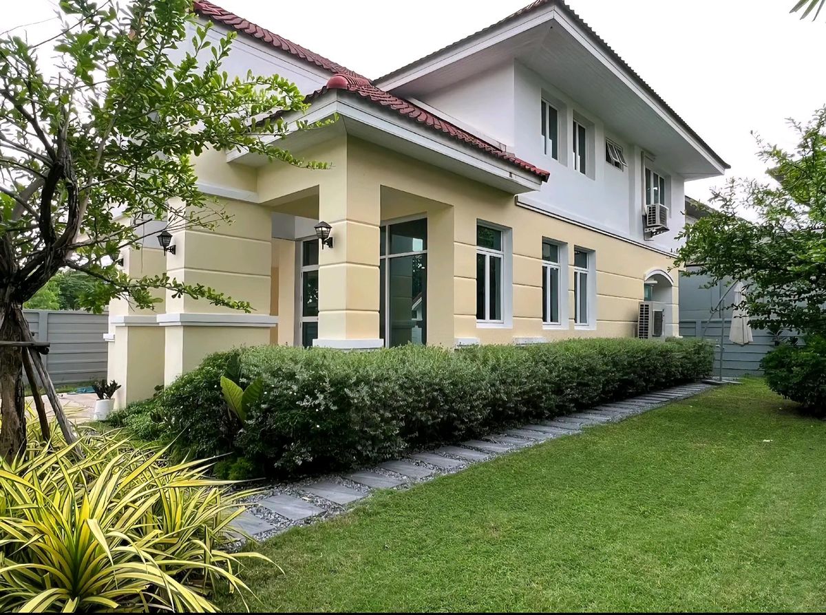 For RentHousePattanakan, Srinakarin : Detached house with a private garden, ready to live in a complete furniture | Can register the company | Quiet near Suan Luang Rama 9