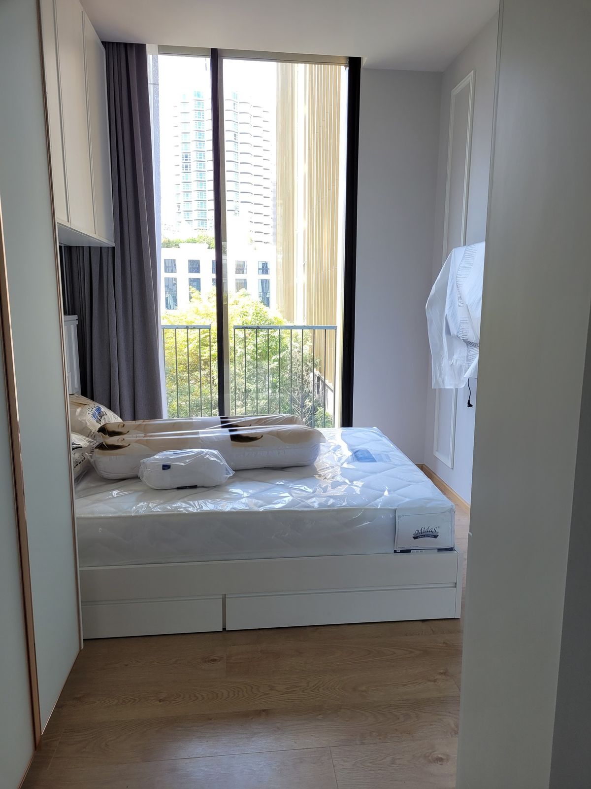 For SaleCondoSukhumvit, Asoke, Thonglor : NOBLE BE19 Condo is convenient to travel near BTS Skytrain. There is a beautiful room shuttle, complete furniture !!