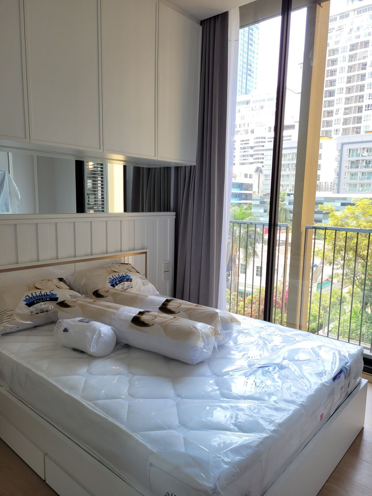 For SaleCondoSukhumvit, Asoke, Thonglor : NOBLE BE19 Condo is convenient to travel near BTS Skytrain. There is a beautiful room shuttle, complete furniture !!