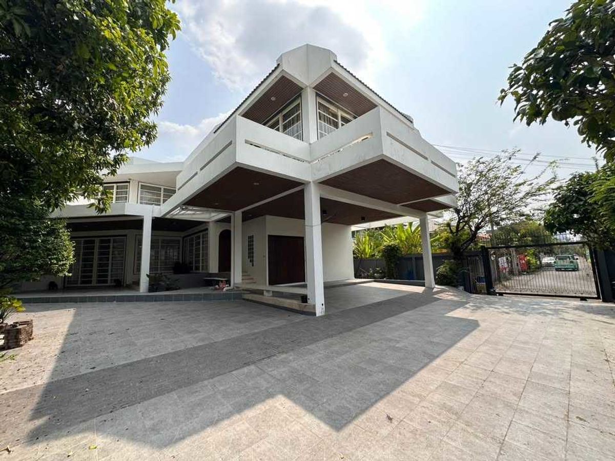 For RentHouseOnnut, Udomsuk : LTH12640 - Luxury Large House for Rent in Pridi Panomyong 14 Size 340 SQW. 800 SQM. 4 Beds 4 Baths Near BTS Phra Kanong Station Only 200K/Month