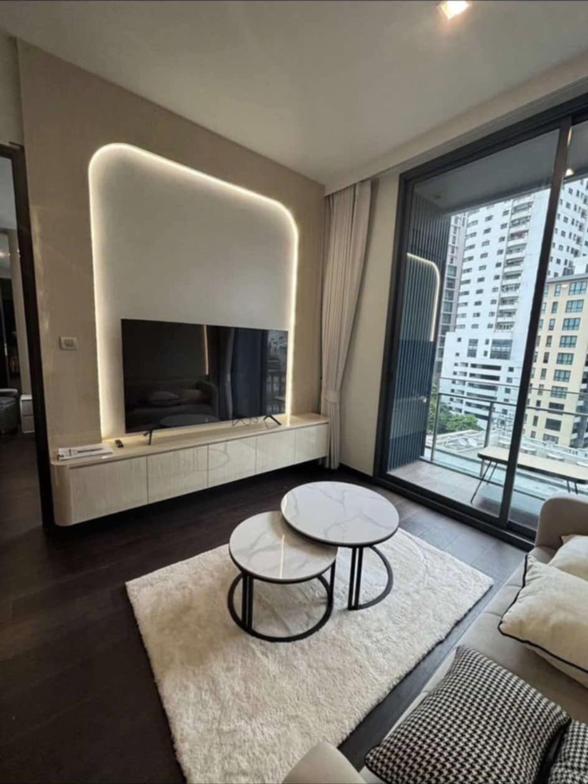 ให้เช่าคอนโดสุขุมวิท อโศก ทองหล่อ : For Rent Corner Unit at LAVIQ Sukhumvit 57 Room size 45 sqm Fully furnished
