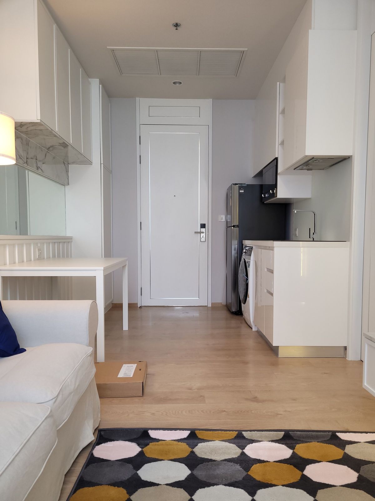 For SaleCondoSukhumvit, Asoke, Thonglor : NOBLE BE19 Condo is convenient to travel near BTS Skytrain. There is a beautiful room shuttle, complete furniture !!