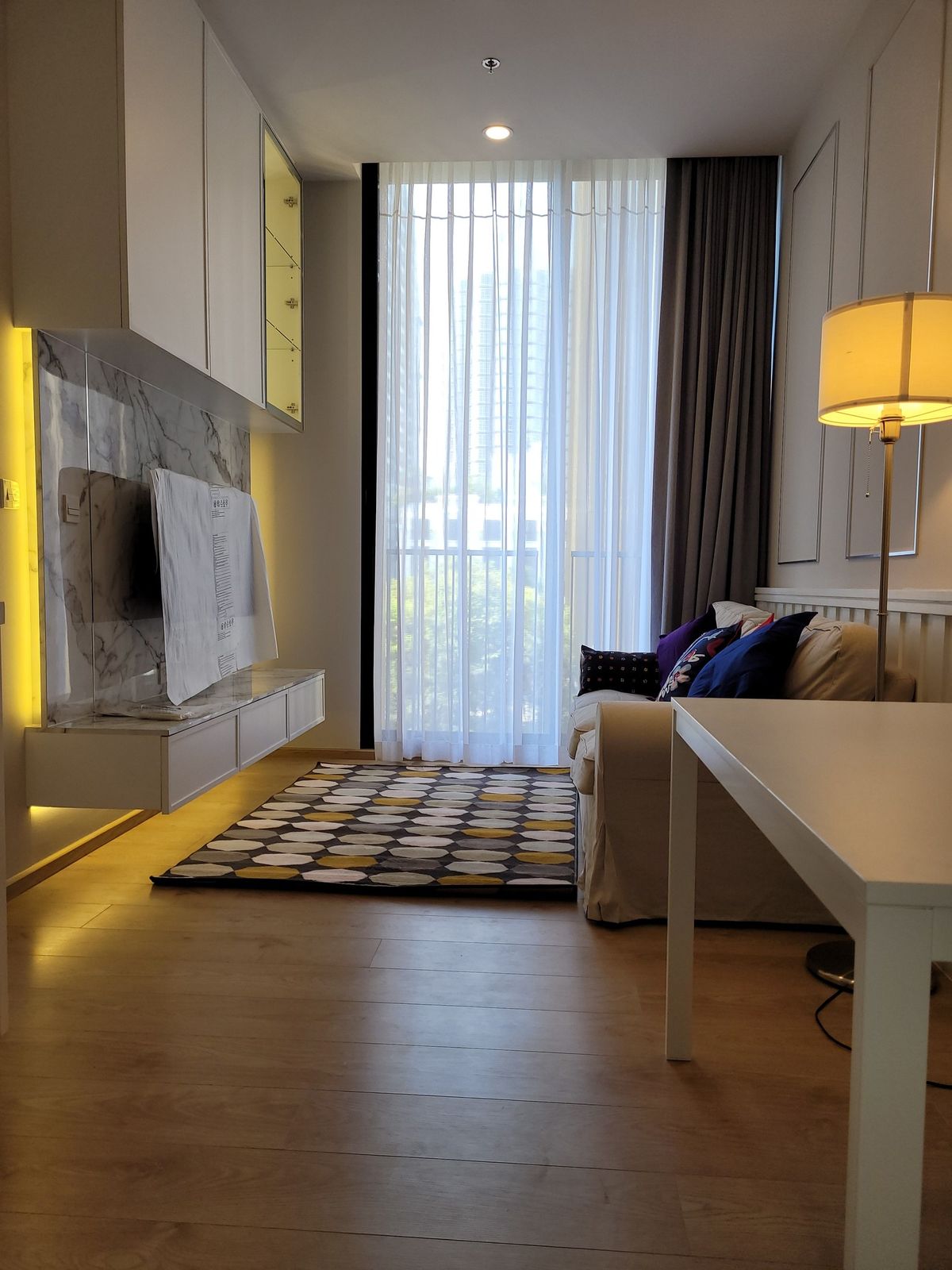 For SaleCondoSukhumvit, Asoke, Thonglor : NOBLE BE19 Condo is convenient to travel near BTS Skytrain. There is a beautiful room shuttle, complete furniture !!