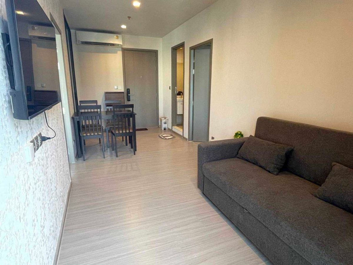 For RentCondoRama9, Petchburi, RCA : Life Asoke Hype is available for rent, room size 50 sqm. 2 bedrooms, 1 bathroom, high floor, not blocked. Ready to enter today.