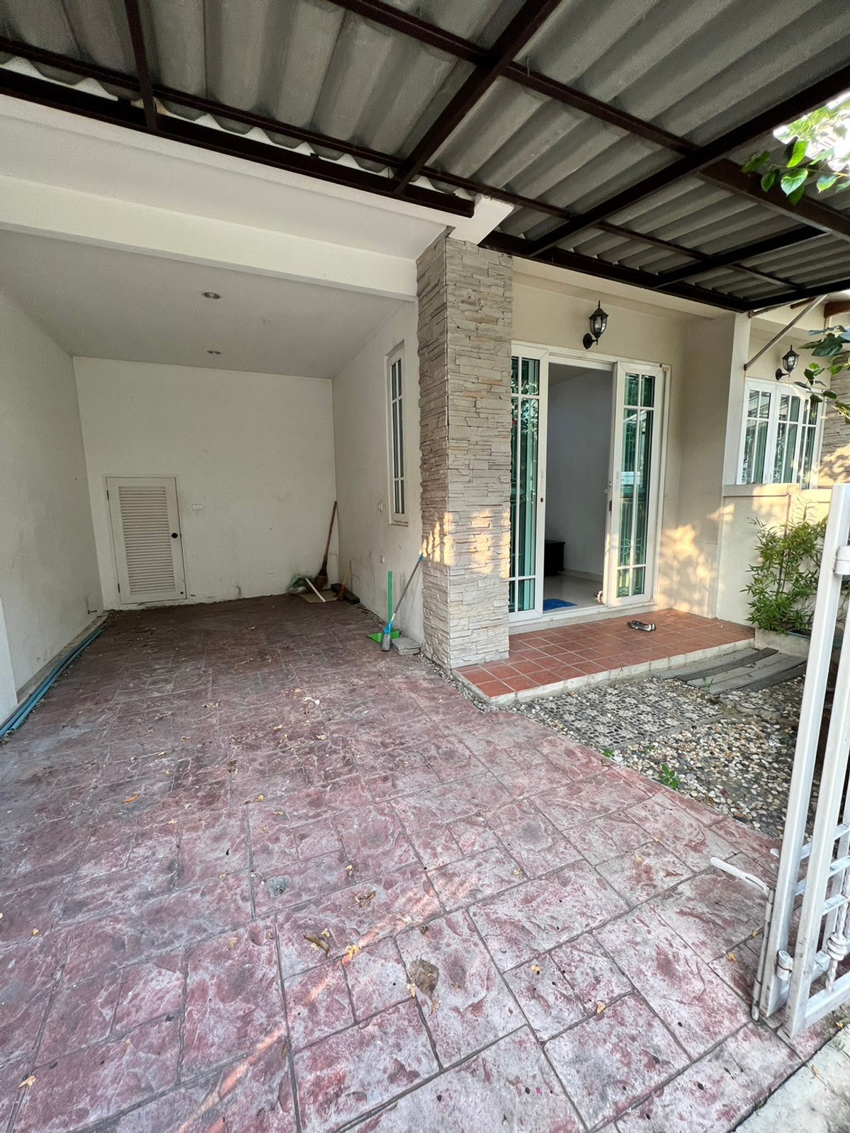 ให้เช่าทาวน์โฮมแจ้งวัฒนะ เมืองทอง : ทาวน์โฮม ซอยติวานนท์-ปากเกร็ด22 มีเฟอร์ 3ห้องนอน 2ห้องน้ำ