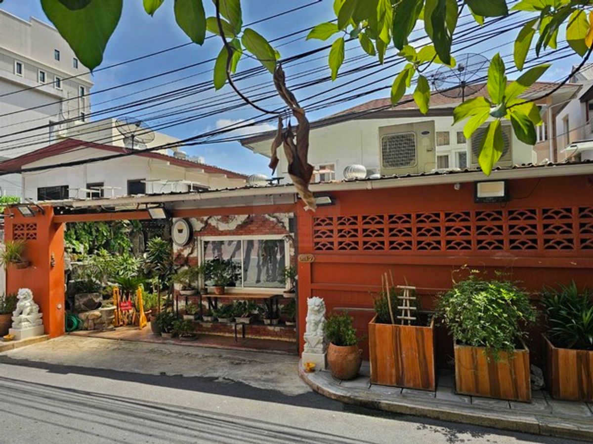 ขายบ้านสาทร นราธิวาส : ขายที่ดินพร้อมบ้านเดี่ยว 2 ชั้น 65 ตรว. ซอยนราธิวาสราชนครินทร์ 10 ใกล้ BTS เซนต์หลุยส์ 