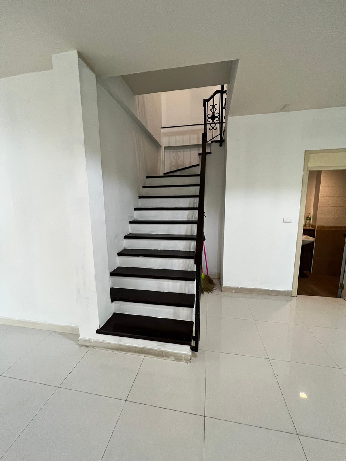 ให้เช่าทาวน์โฮมแจ้งวัฒนะ เมืองทอง : ทาวน์โฮม ซอยติวานนท์-ปากเกร็ด22 มีเฟอร์ 3ห้องนอน 2ห้องน้ำ